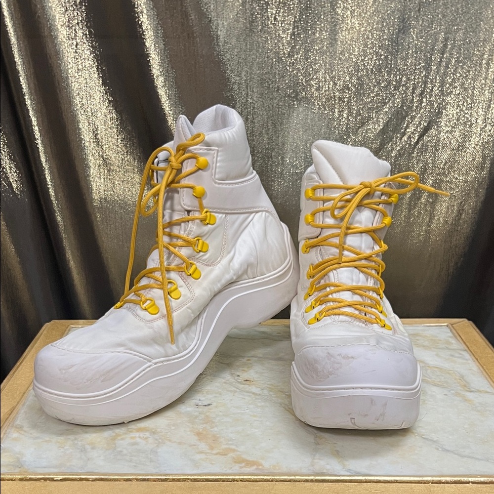 🤍💛 Bottega Veneta “The Puddle Bomber Rubber Boots “ 💛🤍